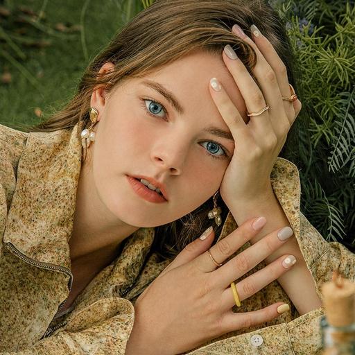 N Deliah - VANITY TABLE